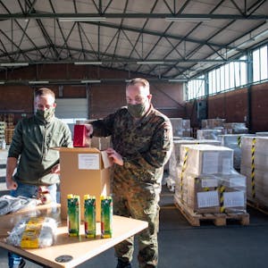 Stollen, Punsch und Geschenke verpackten Marco Groß (links) und Oberstleutnant Dirk Hagenbach im Materiallager in Mechernich. 4821 Päckchen wurden hier insgesamt gepackt, eins für jeden Soldaten im Auslandseinsatz.