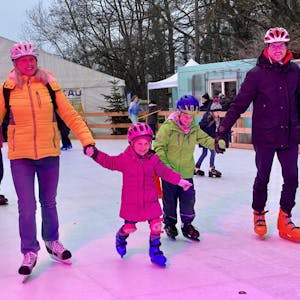 Spaß auf der Schlittschuhbahn hatten Ulrike Berger und ihre Tochter Merle sowie Christoph Münchmeier.