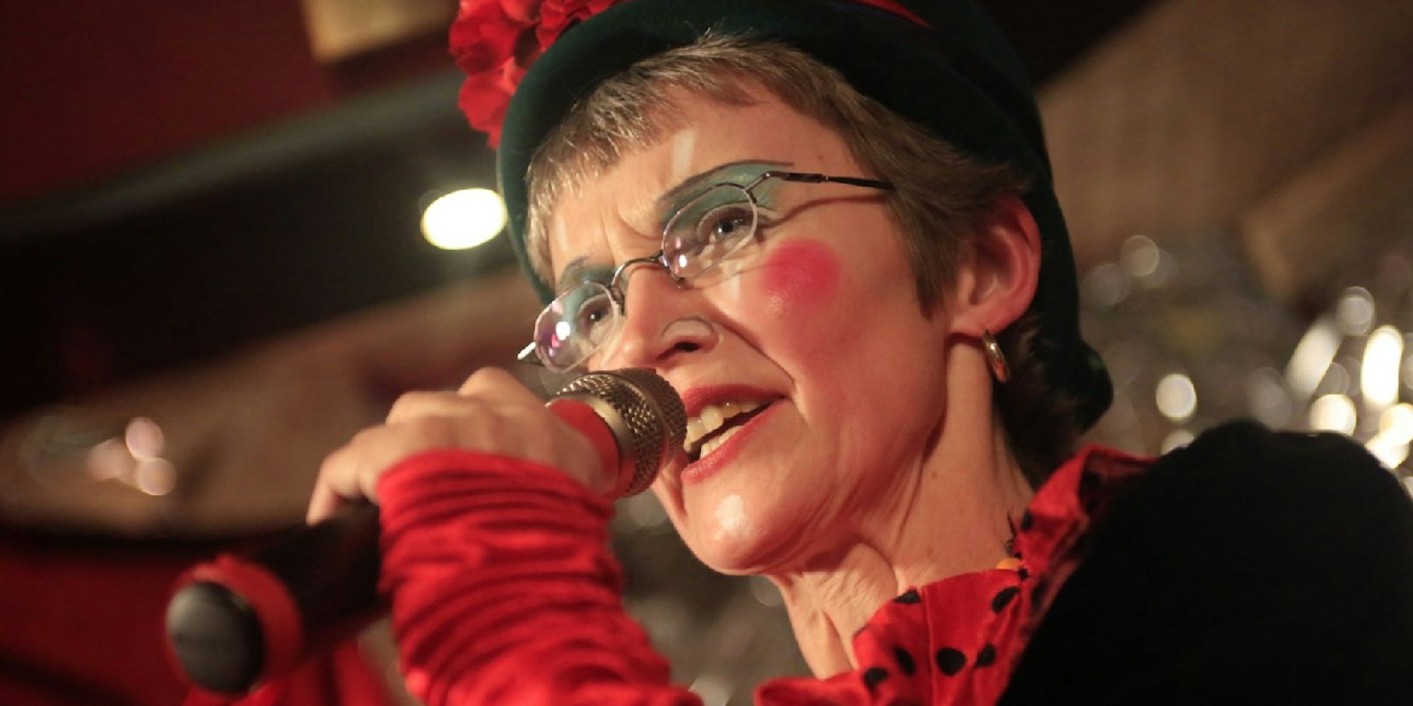 Annette Schmelter-Lamsfuß schreibt kölsche Lieder und Texte. Seit 2013 ist die ehemalige Lehrerin als Sängerin und Musikerin der Band „Möschtijall“ unterwegs - eine kölsche Wortschöpfung, um einen Spatz zu bezeichnen, der angeblich wie eine Nachtigall singen kann. Die Liedermacherin, die auch schon mal reimend in die Karnevalsbütt steigt, ist eine von mittlerweile sieben Autoren, die wöchentlich im „Kölner Stadt-Anzeiger“ Texte für eine kölsche Kolumne schreiben.