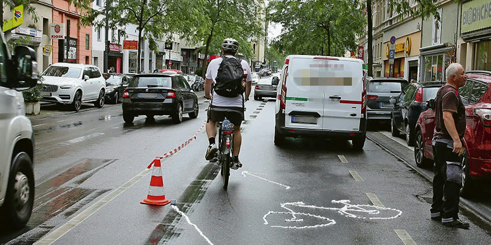 Parken in zweiter Reihe – auf der Neusser Straße immer ein Thema. Mitglieder der Guppe Agora Köln hatten 2018 mit einer Aktion auf die Risiken für andere Verkehrsteilnehmer hingewiesen.