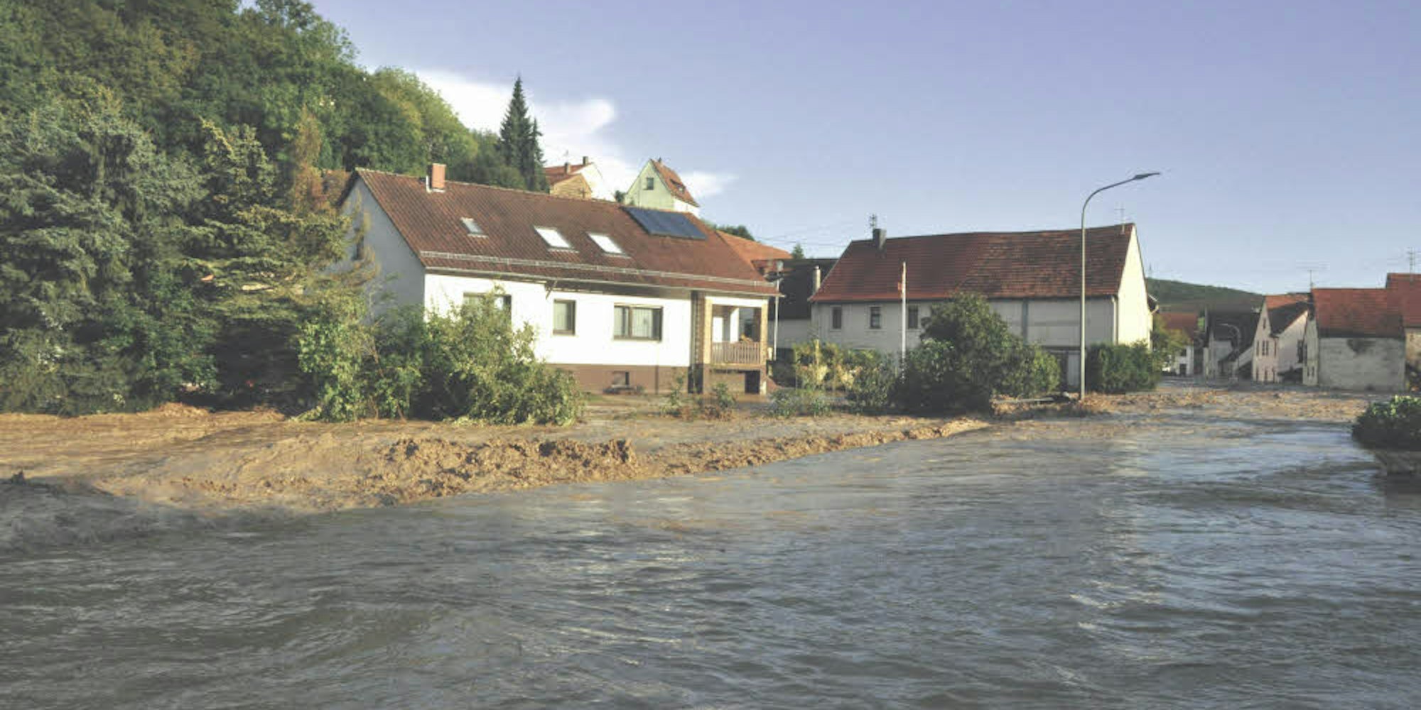 Dorfstraße als Wasserweg: In Waldgrehweiler nahe Mannheim wütete ein Starkregen im Herbst 2014 über Stunden. Das Resultat war für viele Bewohner verheerend.