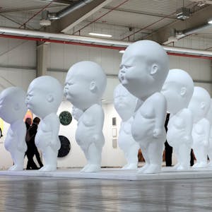 16 weiße Riesenbabys am Eingang: die Installation „Birth of Niemand“ von Viktor Frešo