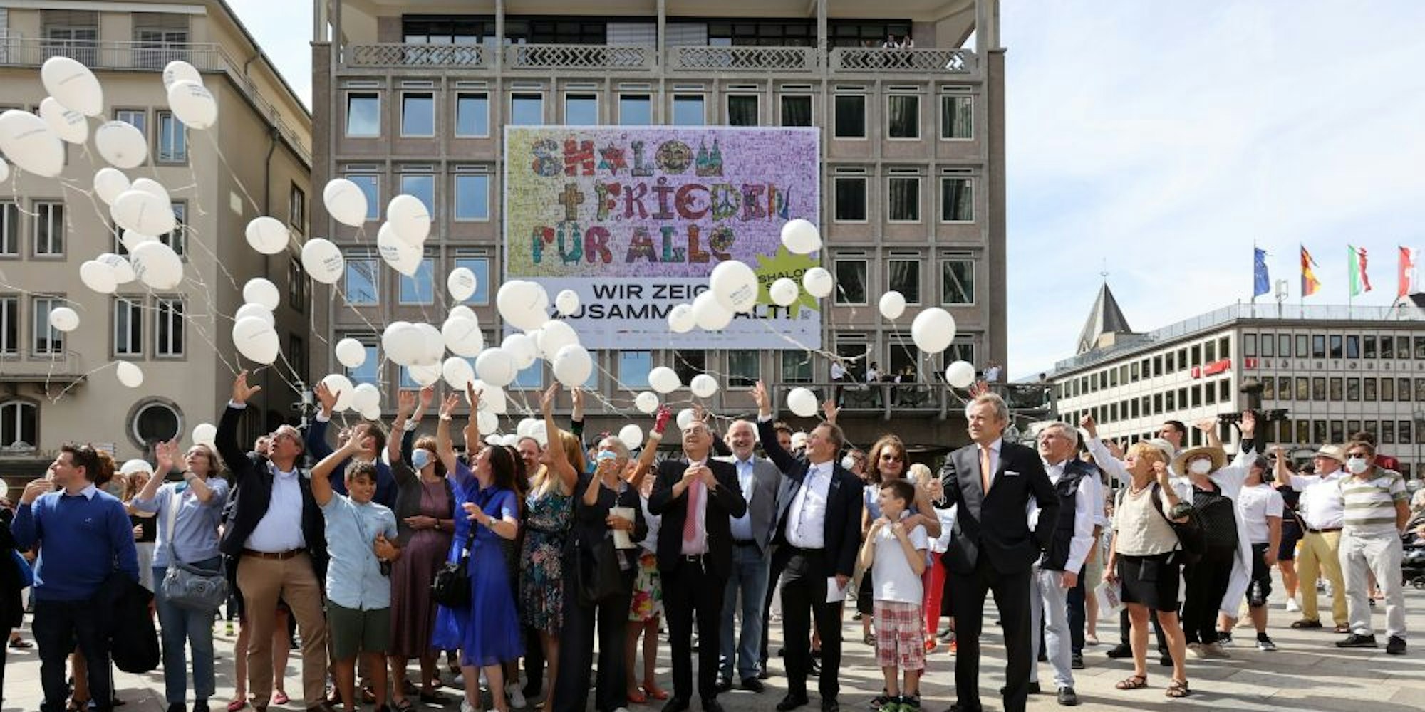 „Shalom + Frieden für alle“: 321 Luftballons stiegen anlässlich der Enthüllung in den Himmel.