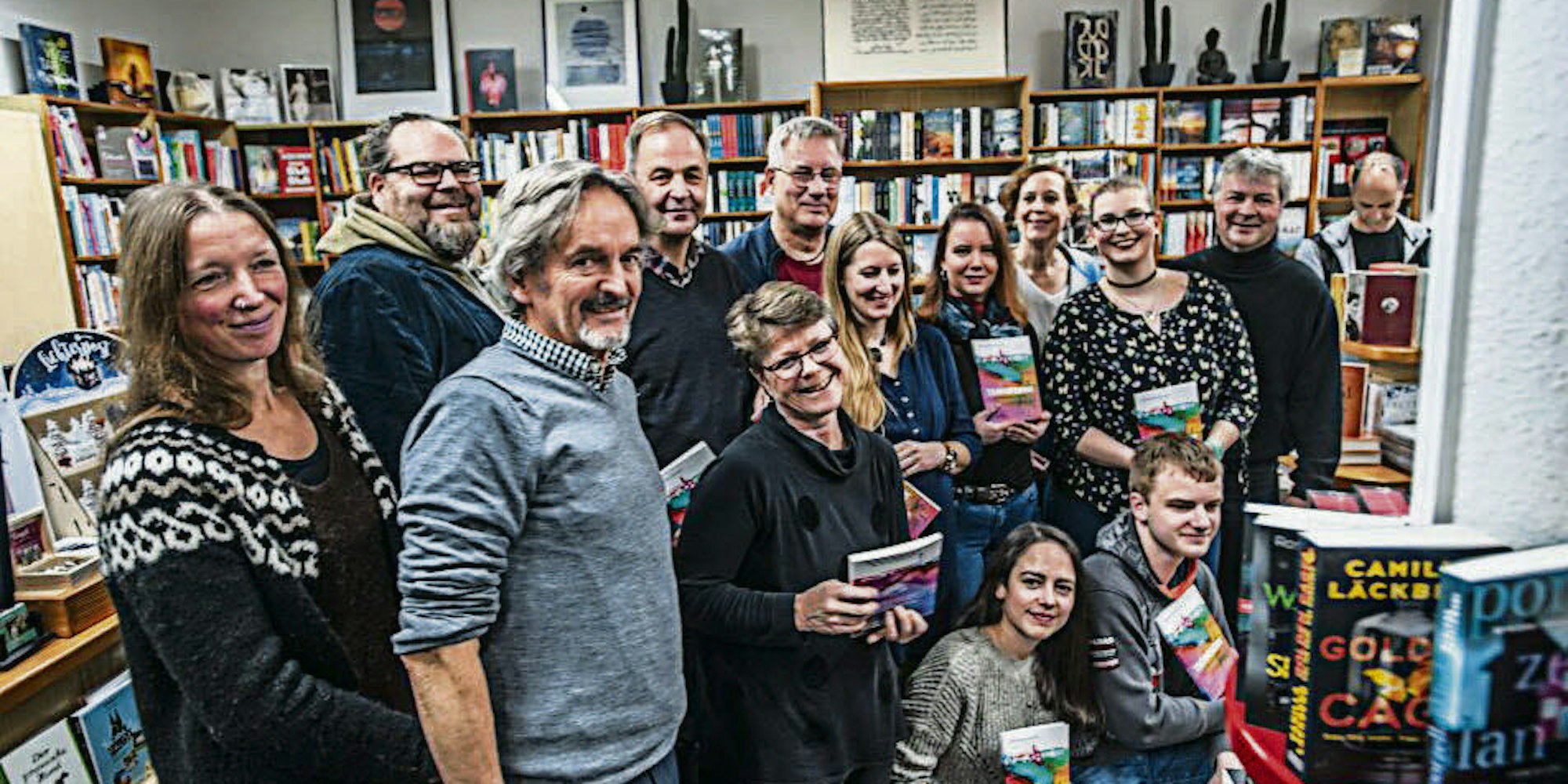 Neue Autoren in der Stadt: Bei Buchhändler Manfred Gottschalk (vorne Zweiter von links) wurde ein Sammelband vorgestellt.