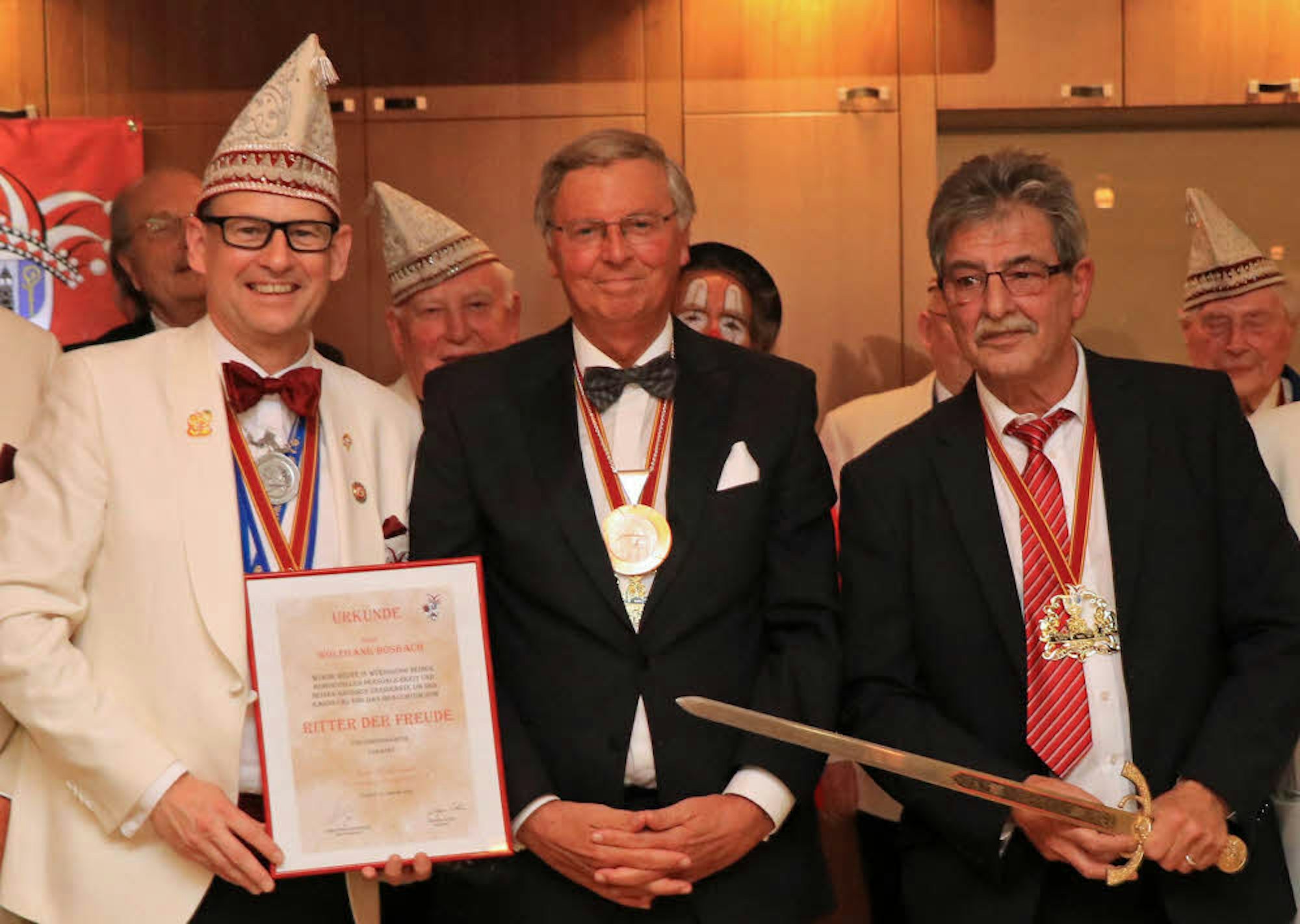 Senatspräsident Christoph Ostendorf und der Ritter des Vorjahres, Charly Brandt (r.) präsentierten den „Jungritter“ Wolfgang Bosbach.