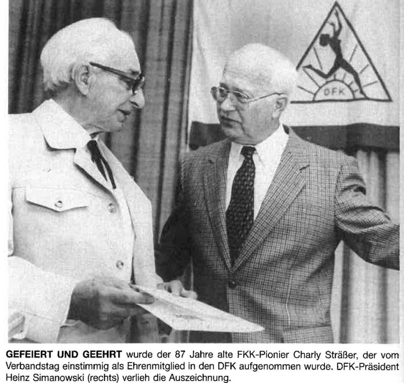 Heinz Simanowski (rechts) ehrte Charly Sträßer als FKK-Pionier.