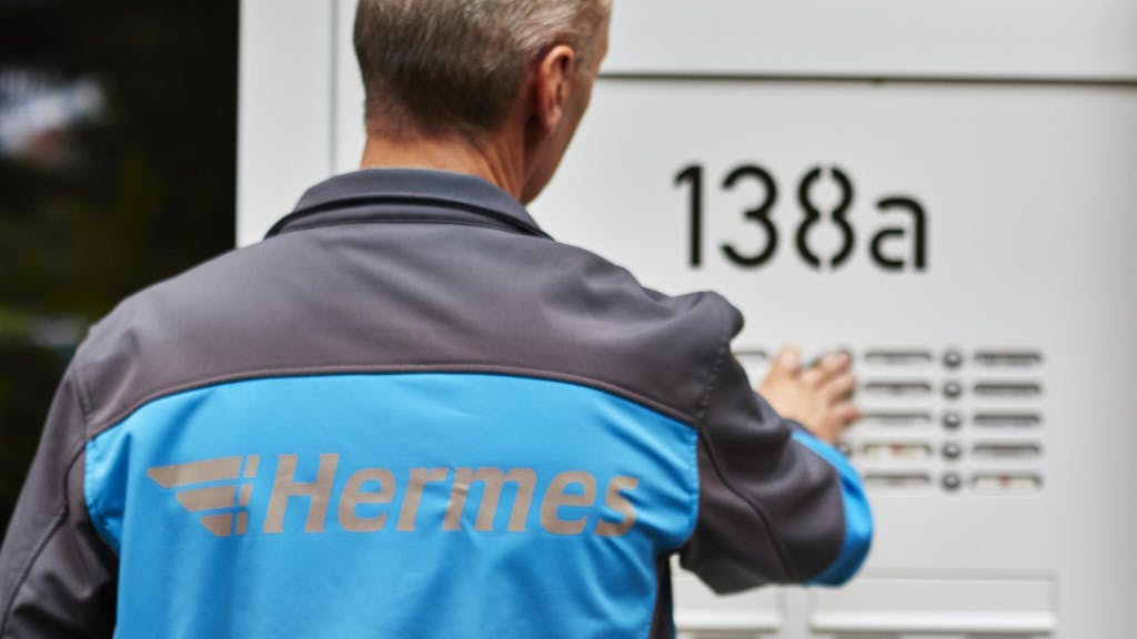 Ein Hermes-Mitarbeiter klingelt an einer Haustüre.&nbsp;