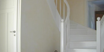 Auf den ersten Blick ist die Nische unter der Treppe meist zu niedrig, zu dunkel und zu eng, um als Stauraum zu dienen. Doch auch hier kann Stauraum entstehen. Foto: Wortmann Massivholztreppen/Johannes Wortmann