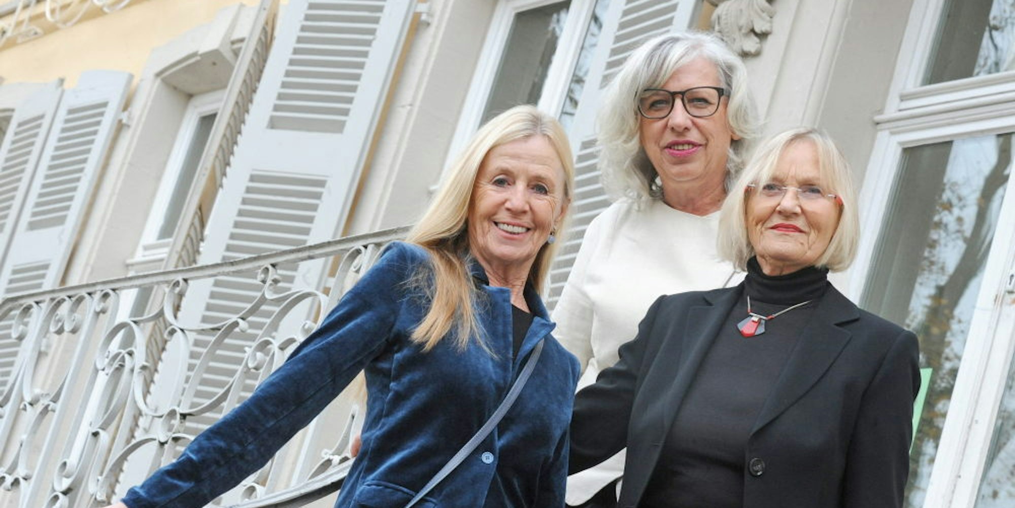 Preisträgerin Inge Weber-Hintzen (links), Laudatorin Anne Linsel (rechts) und Roswitha Arnold vom Förderverein.