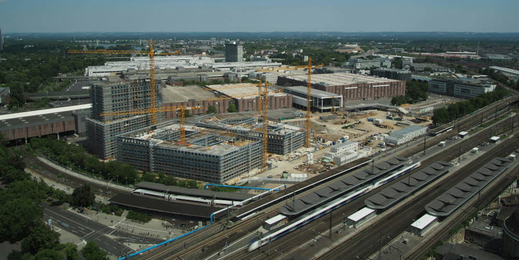Großbaustelle zwischen dem Bahnhof Messe/Deutz (im Vordergrund) und der Messe (hinten): Dort wächst das Büroviertel Messecity.