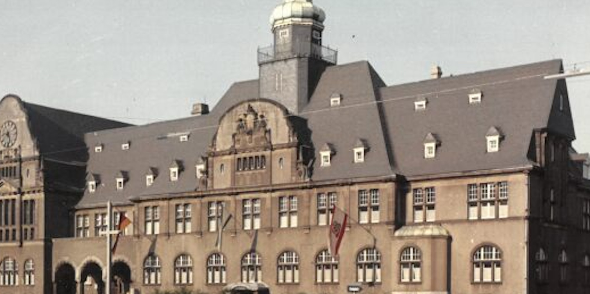 „Stattlich breitgelagerter Putz- und Werksteinbau“: Das alte Rathaus in im Jahr 1960.