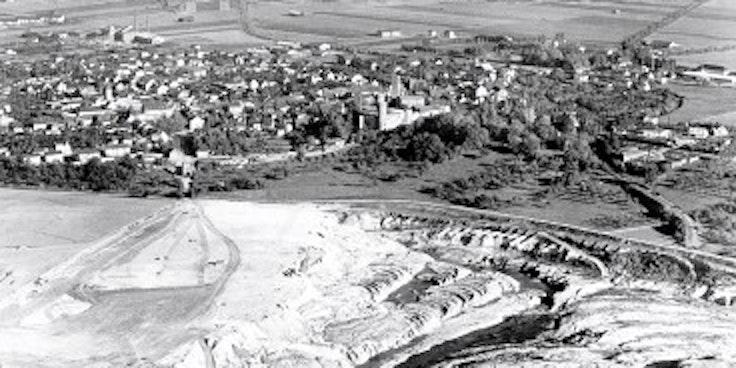 Bis fast an den Zülpicher Ortsrand reichten die Abgrabungen des Braunkohle-Tagebaus in den 1960er Jahren. Gleichzeitig stand dort die modernste Brikettfanrik Westdeutschlands. (Repro: Sprothen)