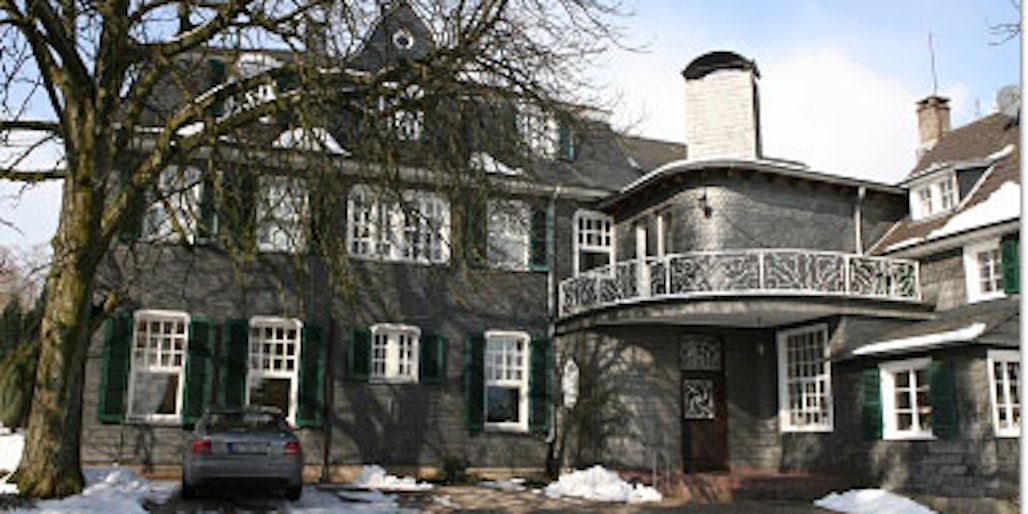 Aus dem 19. Jahrhundert stammt der schmucke Schieferbau an der Straße zwischen Immekeppel und Bärbroich, der jetzt zwei hoch-klassifizierte Gästezimmer beherbergt.