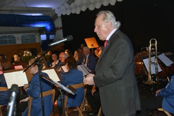 Werner Sülzer, Vorsitzender des Fördervereins Musik, würdigte in seiner Laudation die Leistung des Musikvereins.