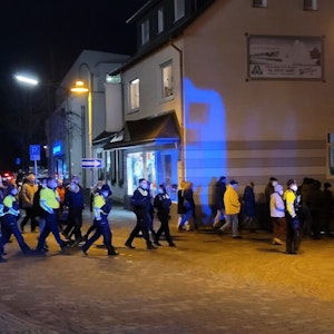 Bis zu 150 Teilnehmende zählte die Polizei bei den „Spaziergängen“.