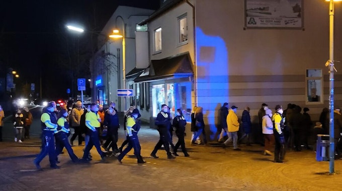 Bis zu 150 Teilnehmende zählte die Polizei bei den „Spaziergängen“.