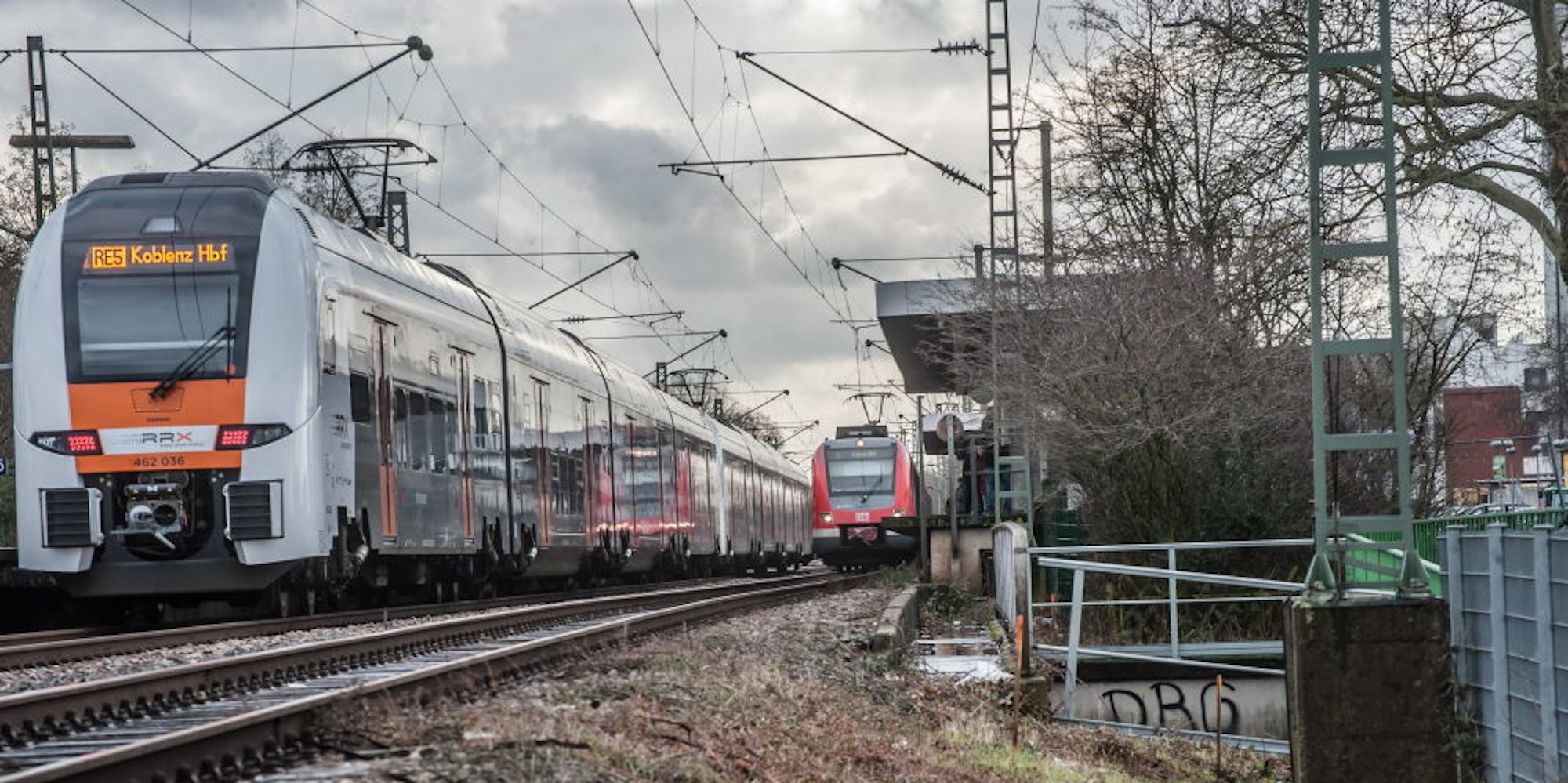 RRX und S-Bahn in Leverkusen-Mitte. Für den RRX soll ein Gleis rechts von den bestehenden Schienen gelegt werden.