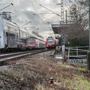 RRX und S-Bahn in Leverkusen-Mitte. Für den RRX soll ein Gleis rechts von den bestehenden Schienen gelegt werden.