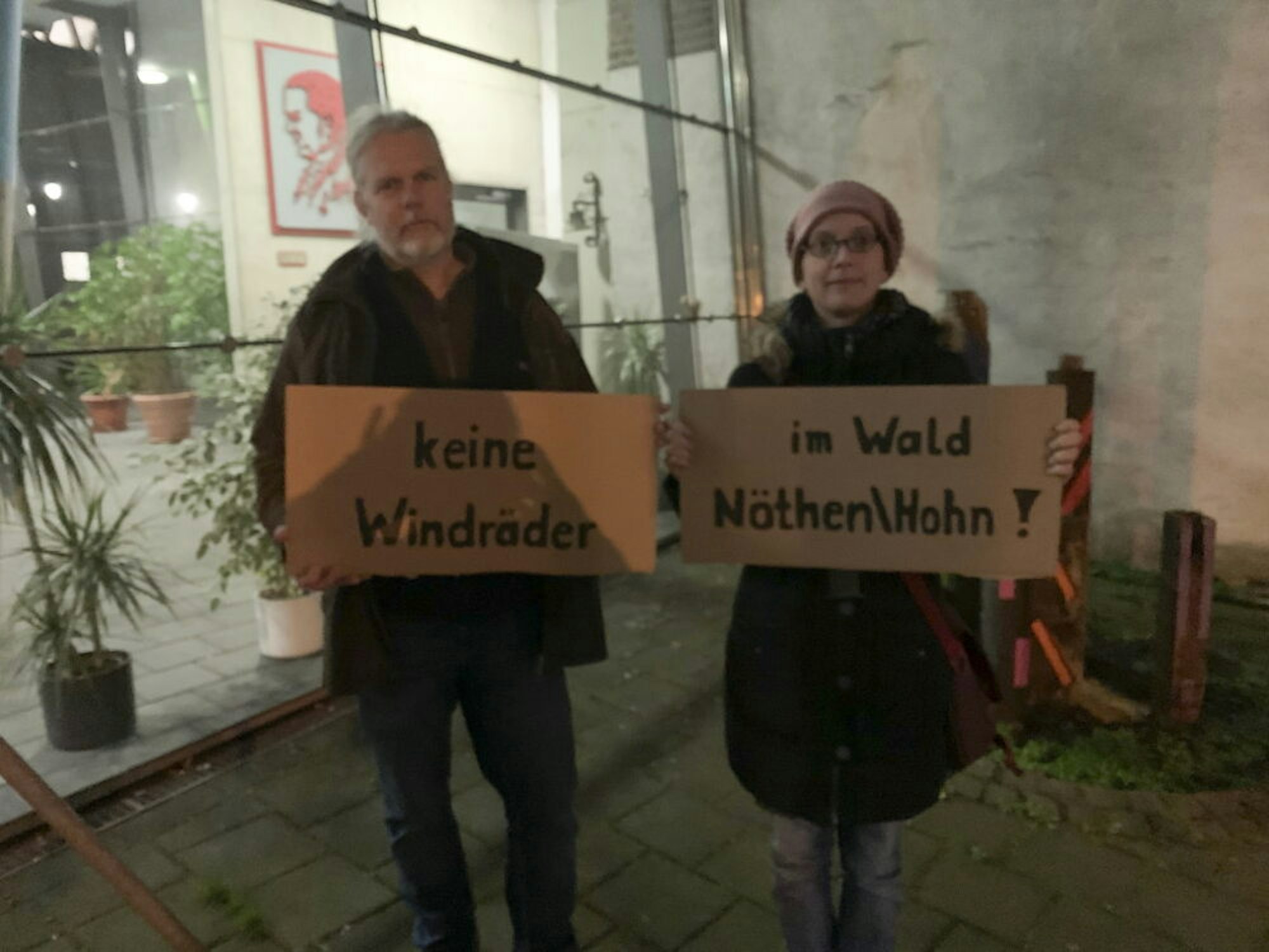 Bereits vor der Sitzung des Ausschusses demonstrierten Bürger gegen die Windräder im Wald von Nöthen und Hohn.