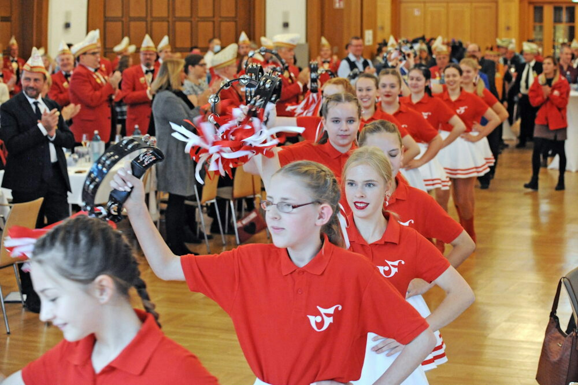 Endlich wieder ein Auftritt: Einmarsch der jungen Tänzerinnen der Roten Funken zur 111-Jahre-Jubiläumsfeier.
