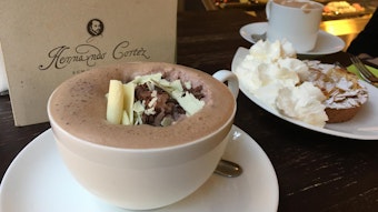 Eine Tasse heiße Schokolade mit geraspelten Schokostückchen on top im Café Hernando Cortez