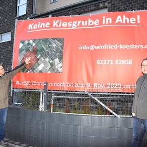 Zum Protest gegen eine mögliche Groß-Kiesgrube vor Ahe rufen Winfried Kösters (l.) und Philipp Knufmann auf.
