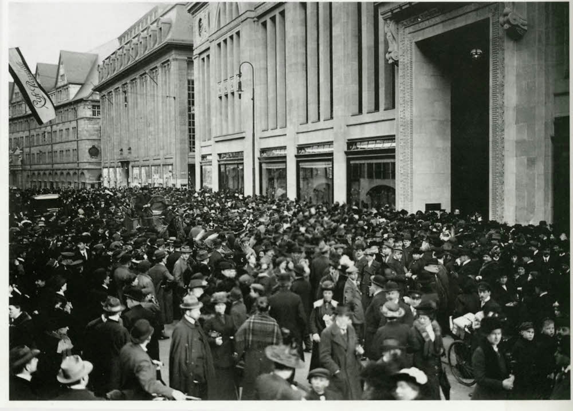Riesen-Andrang zur Eröffnung: Am 14. April 1914 öffnet das vergrößerte Warenhaus.