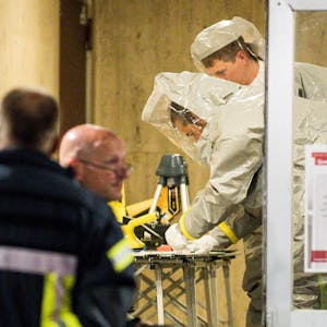 Tatort Chorweiler: Noch vor Ort werteten Experten die in der Täterwohnung gefundenen Stoffe aus.