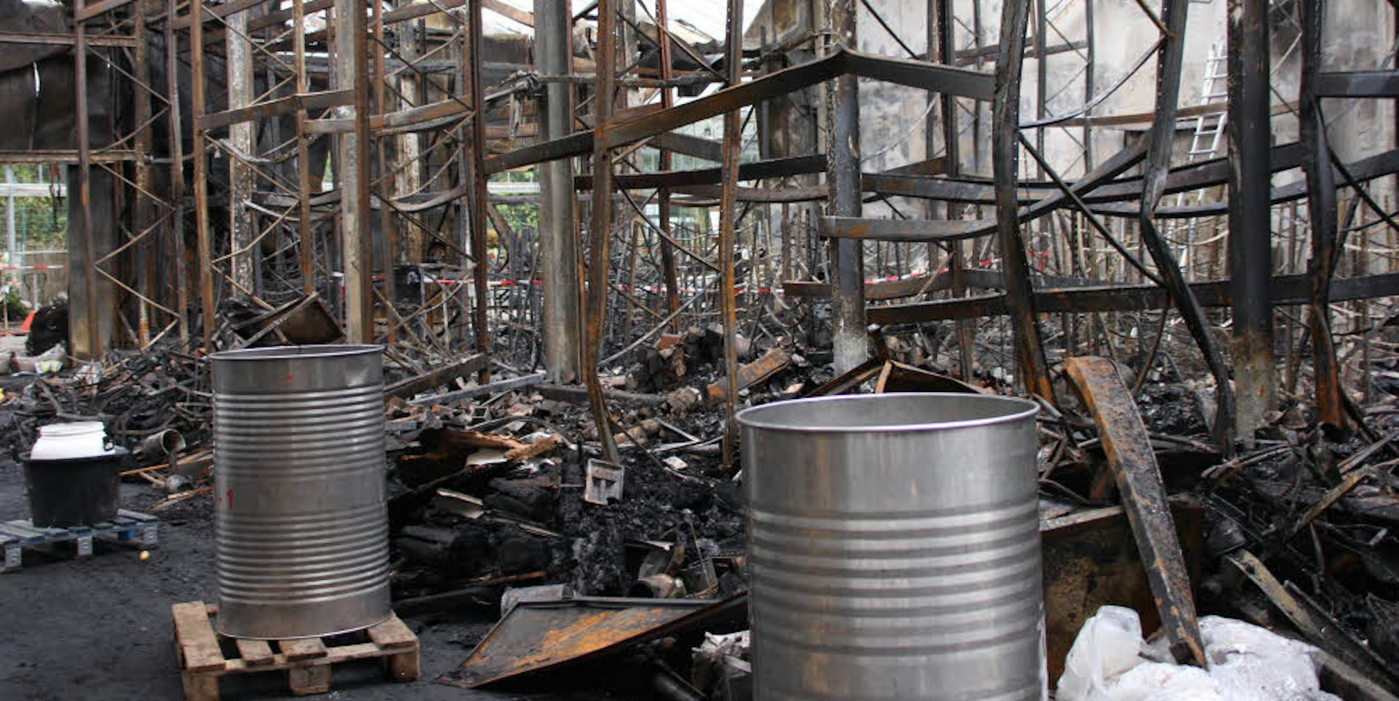 Das ganze Ausmaß des Schadens zeigt sich am Tag nach dem verheerenden Brand in der Lagerhalle.