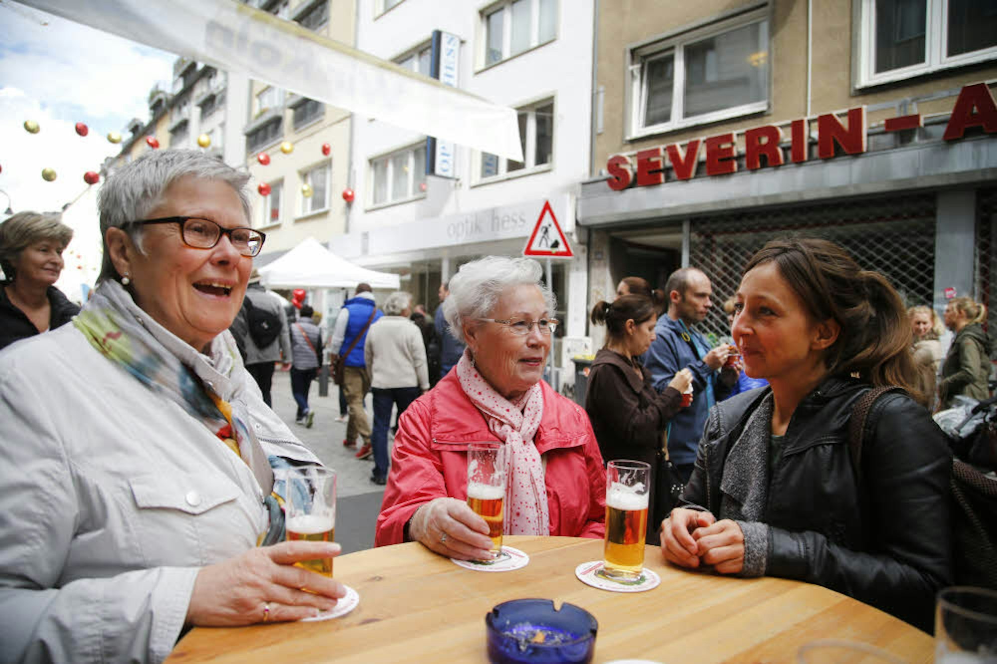 Autorin Anne Pollmann (r.) mit zwei treuen Fest-Besucherinnen