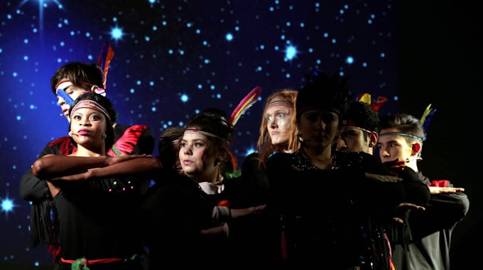 „Planet Kultur“-Ensemblemitglieder führen 2015 im Kölner Schauspiel „Peter Pan“ auf.