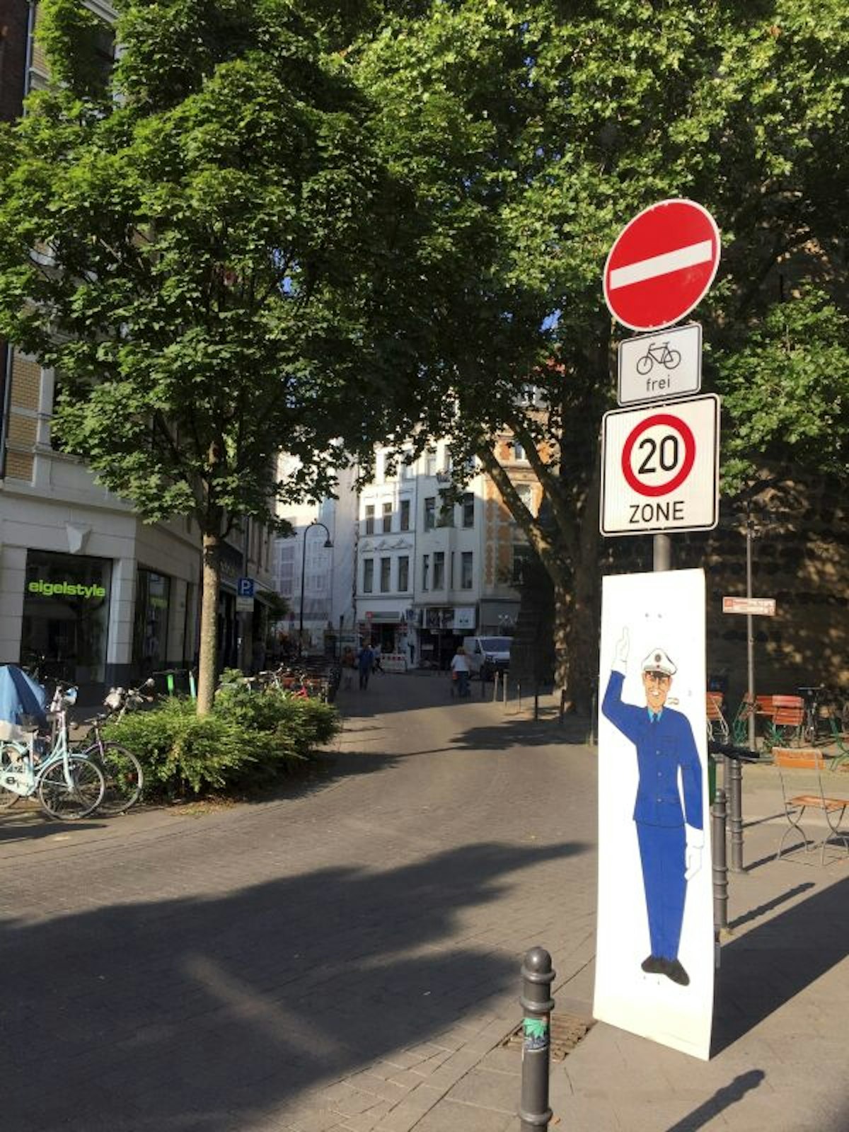 An der Torburg steht dieses neue Einbahnstraßen-Schild.