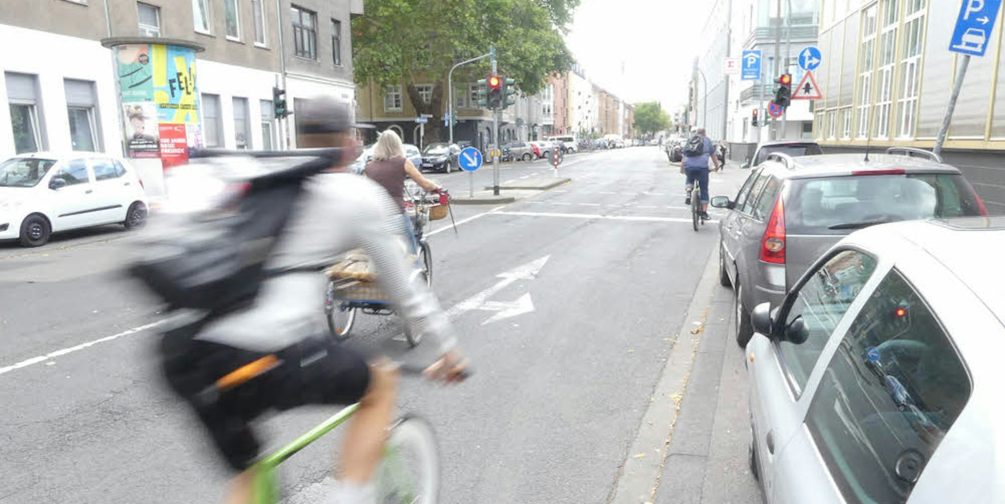 Radfahrer bekommen eigene Fahrspuren auf jeder Straßenseite.