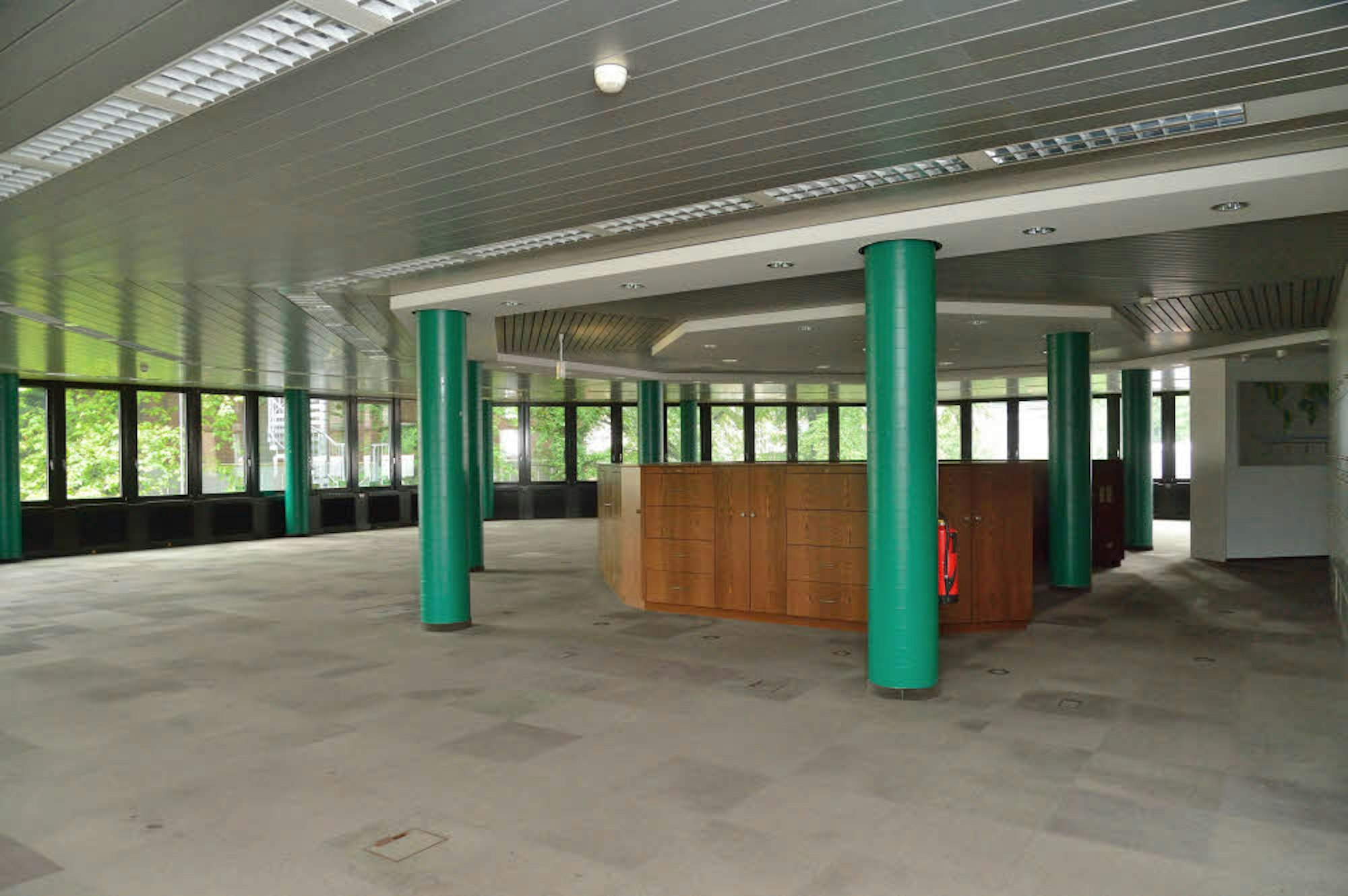 Ein großer Raum ohne Wände bildet auf jeder der drei Etagen im Octagon-Gebäude den Mittelpunkt.
