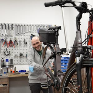 Rainer Braun ist Monteur im Erftstädter E-Bike-Geschäft „Antrieb-E“. Er hat alle Hände voll zu tun. Bei dem schönen Frühlingswetter lassen viele Leute ihr Rad auf Vordermann bringen.