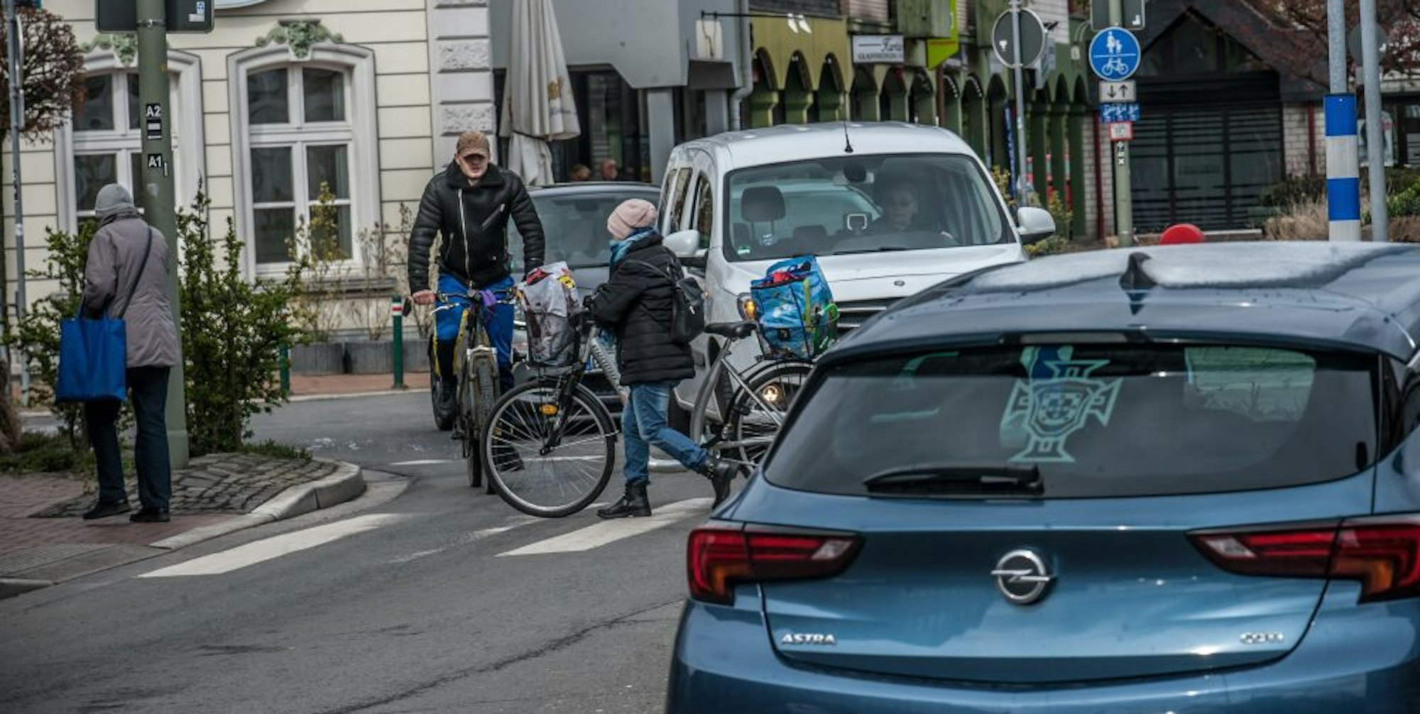 Rad- und Autofahrer, Busverkehr und Fußgänger treffen in der Stadt und im Leichlinger Mobilitätskonzept aufeinander.