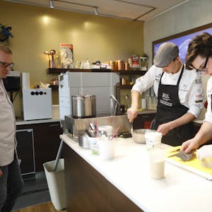 Jury-Mitglied Phillip Wolter beobachtet die späteren Sieger Sebastian Böckmann und Shane Steinberg (v.l.) bei der Arbeit an ihrem Dessert, einem „Port Edel Weiss“.