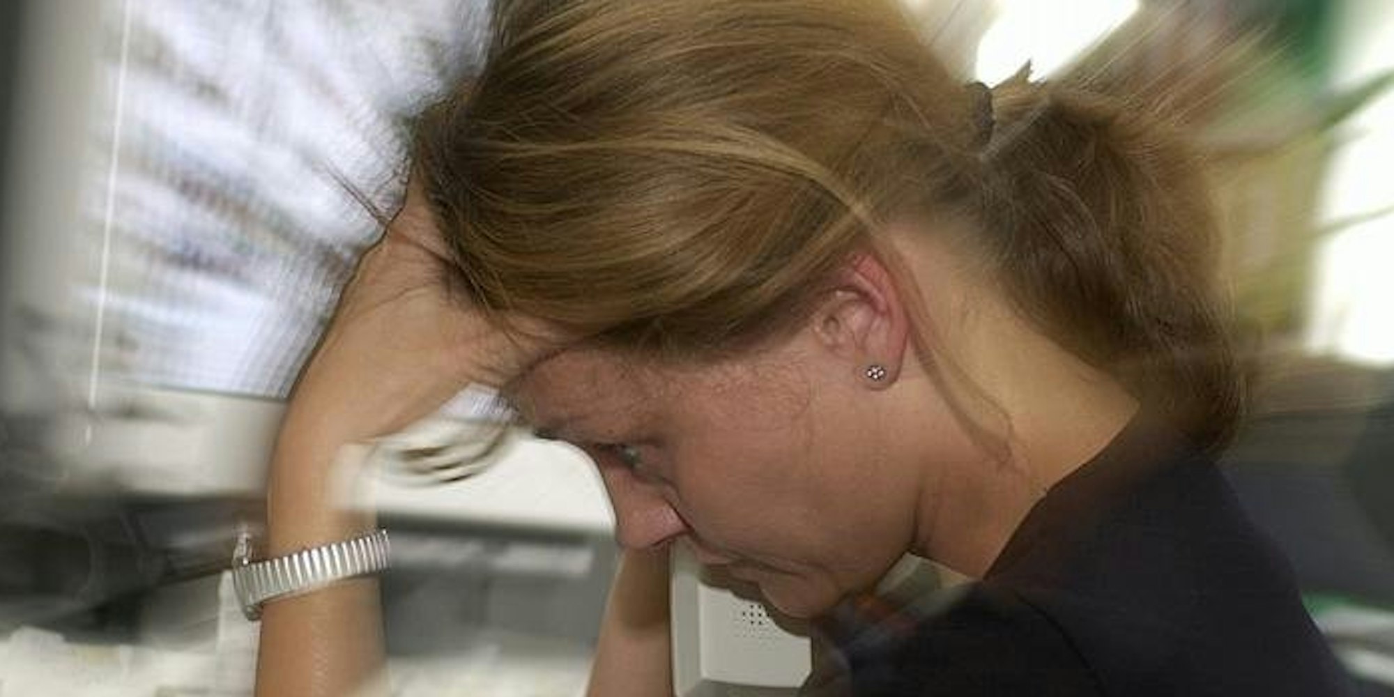 Fast immer sind Verspannungen im Nacken die Ursache für Kopfschmerzen im Büro.