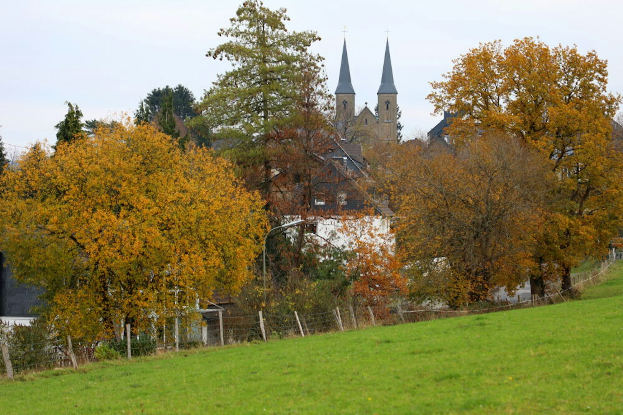 Herbstlich gerahmter Blick auf St. Mariä Heimsuchung in Overath-Marialinden