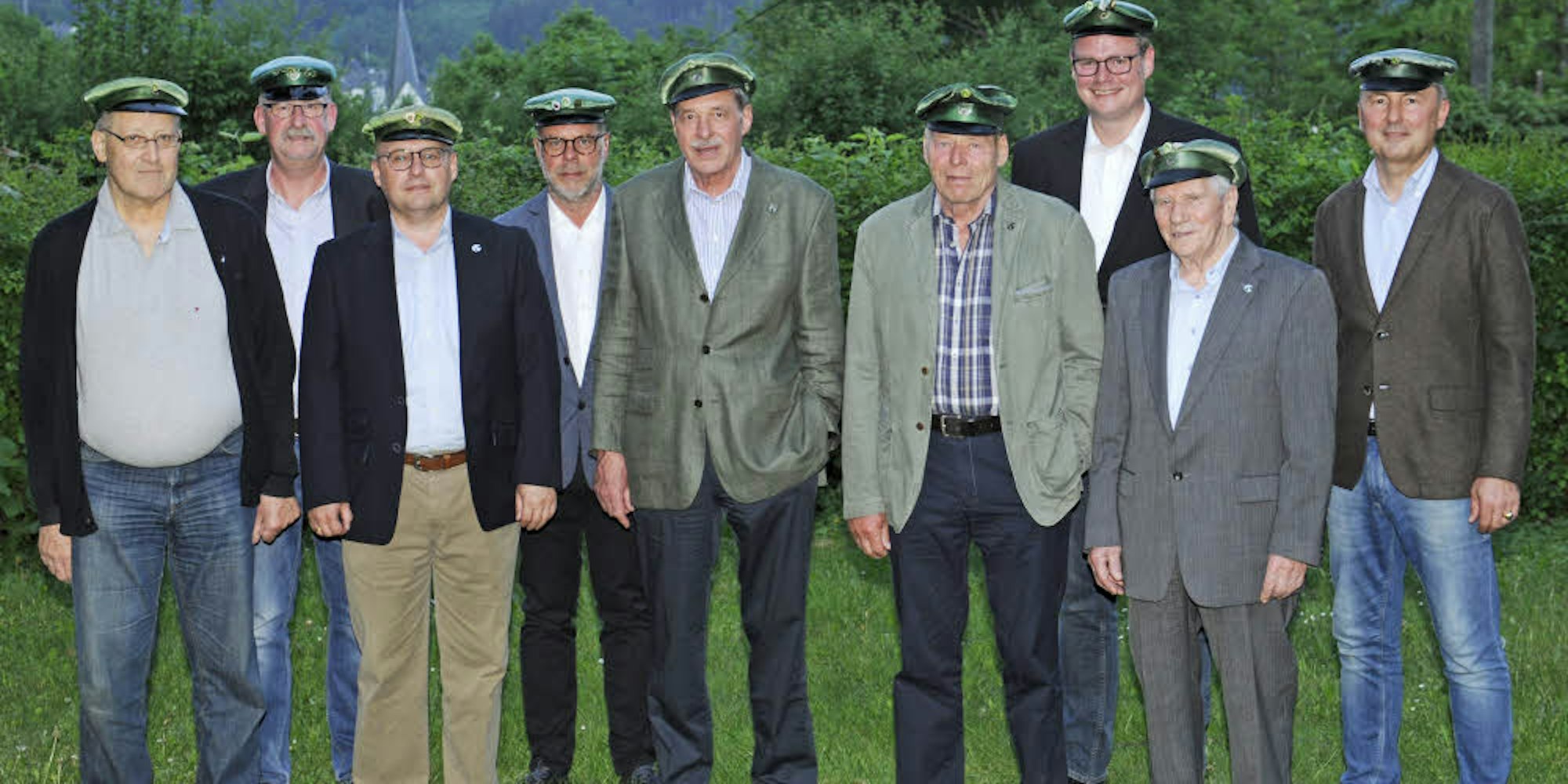 Geehrte und Vorstand (v.l.): Peter Naumann, Andreas Kriesten (Schatzmeister), Udo Wiesener, Martin Etzig (2. Vorsitzender), Jürgen Brüning, Klaus Alberts, Markus Brand (Schriftführer), Erwin Hildebrand, Stefan Schnell (Vorsitzender).