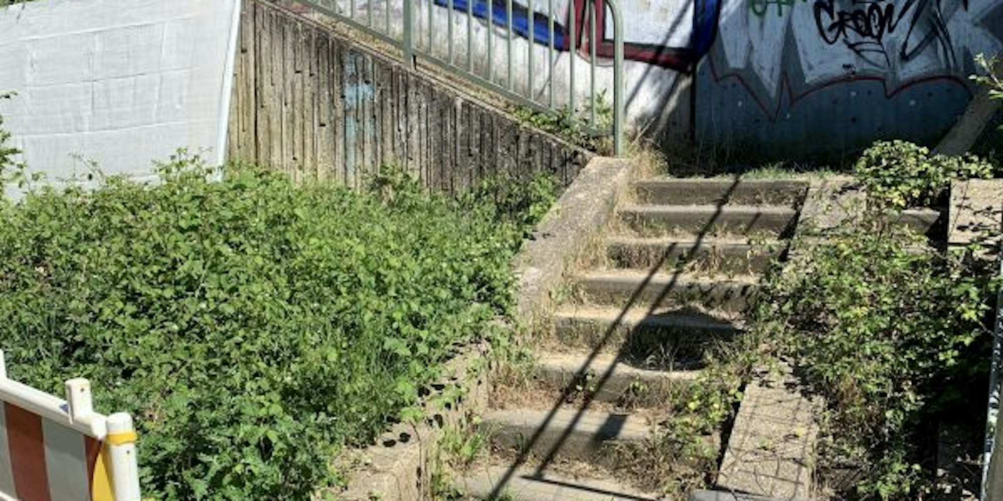 Verwüstet zeigt sich die Treppe auf Troisdorfer Seite.