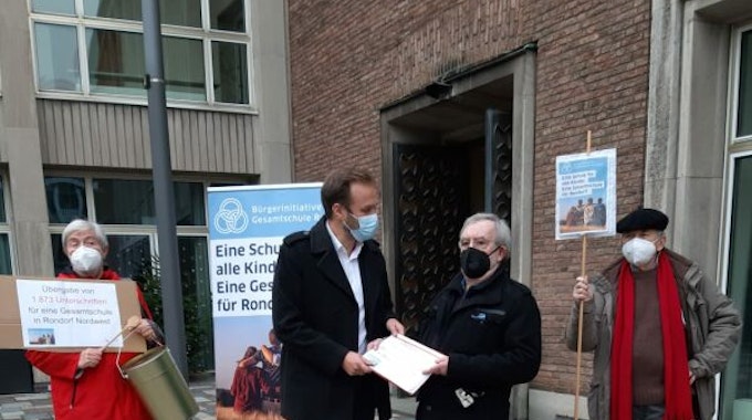 Horst Schneider übergibt die Unterschriften dem Schuldezernenten Robert Voigtsberger.