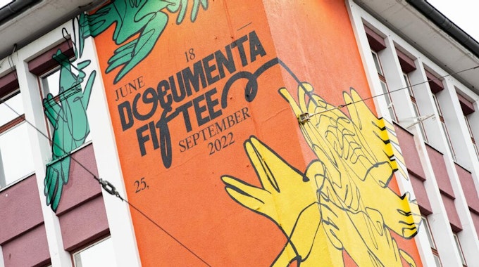 Wandbild mit dem Logo der documenta 15