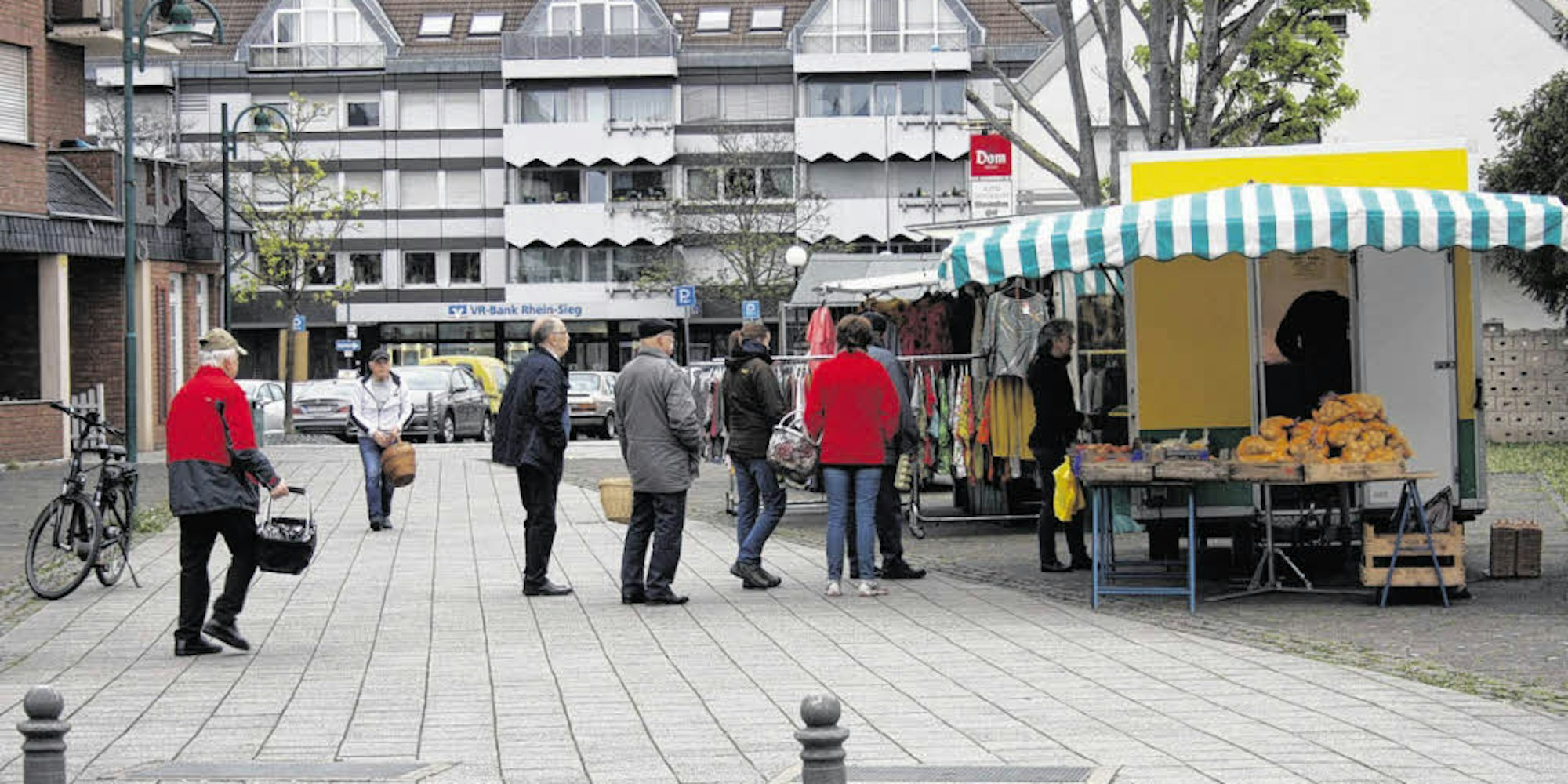 So präsentierte sich der traurige Rest des Niederkasseler Wochenmarktes an diesem Freitag. Wegen des geringen Interesses bei Händlern und Kunden wird er am 30. April eingestellt.