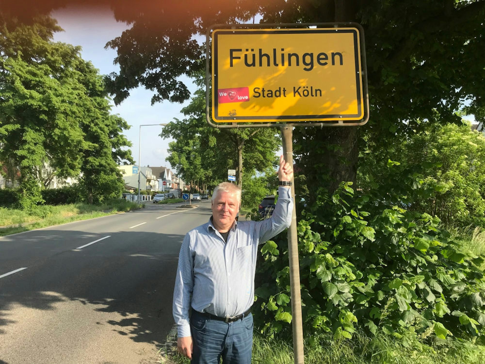 Andreas Kossiski (61, SPD) bei einem Fototermin in seinem Wahlbezirk im Kölner Norden.
