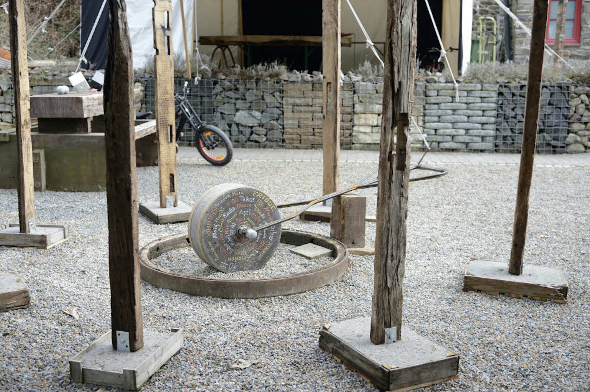 Sieben Holzbohlen und ein Speichenrad mit vormals zwölf Speichen: der Startplatz des „Stoning Roll“.