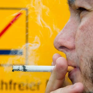 Rund 11 Prozent der deutschen Beschäftigten sind täglich Tabakrauch ausgesetzt. Dabei ist es gesetzlich verboten, direkt am Arbeitsplatz zu rauchen. Auch giftiger Qualm aus Raucherzimmern muss nicht geduldet werden.