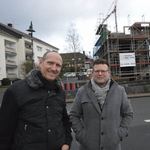 Stephan Baur (links) und Architekt Frank Engelbertz haben überlegt, was das Wohnen für Senioren angenehmer macht.