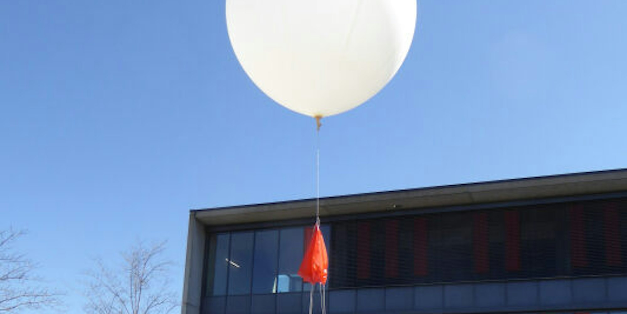 Start des Messballons vom Parkplatz in Gummersbach.