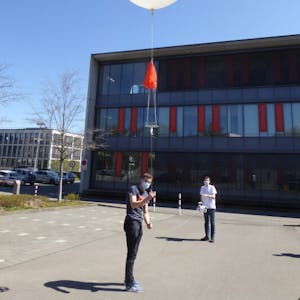 Start des Messballons vom Parkplatz in Gummersbach.